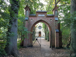 Eingang zur Kirche und Friedhof der Peter Pauls Kirche