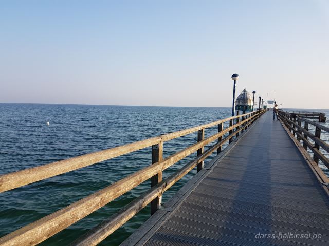 Seebrücke im Ostseeheilbad Zingst mit Blick auf die Tauchgondel