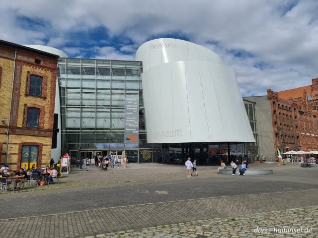 Ozeaneum am Hafen in Stralsund