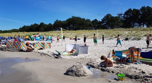 gut besuchter Strand in Zingst