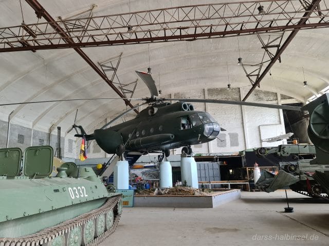 Militärhubschrauber in Halle 3 des Technikmuseums Pütnitz