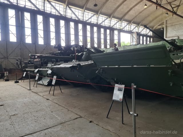 Kettenpanzer in Halle 3 des Technikmuseums Pütnitz